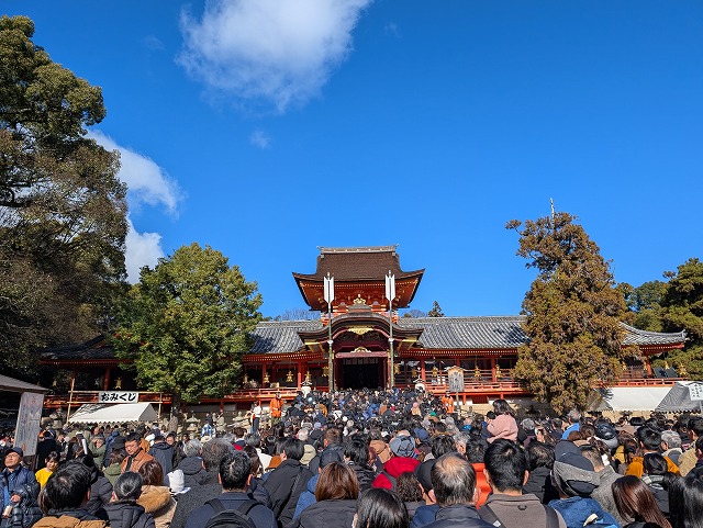 本殿前の参拝者